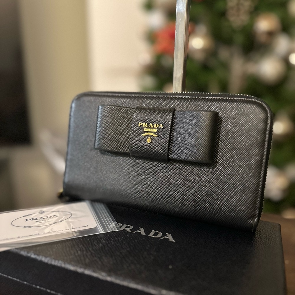 Prada Long Wallet comes with Authentication from Entrupy